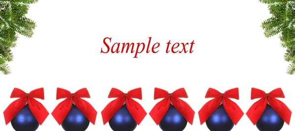 Μπλε μπάλες με κόκκινο τόξο για τα Χριστούγεννα — Φωτογραφία Αρχείου