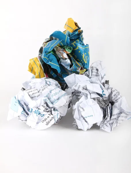 Buruşuk Kağıt Topu Çöp Üzerine Beyaz — Stok fotoğraf