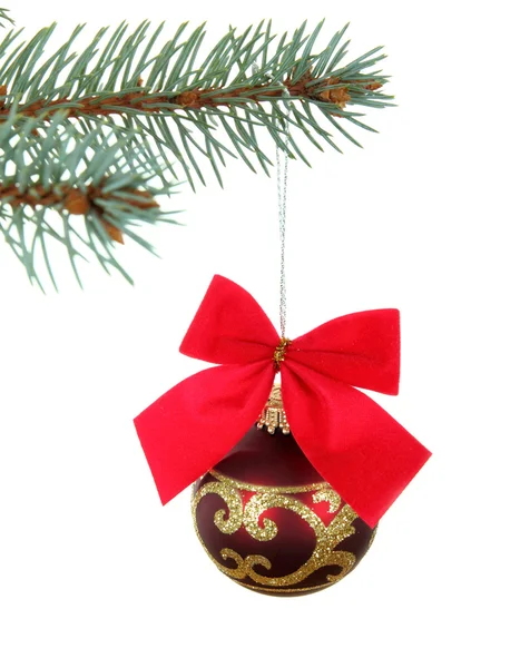 赤の弓とのクリスマス装飾の赤いボールとスプルースの枝 — ストック写真