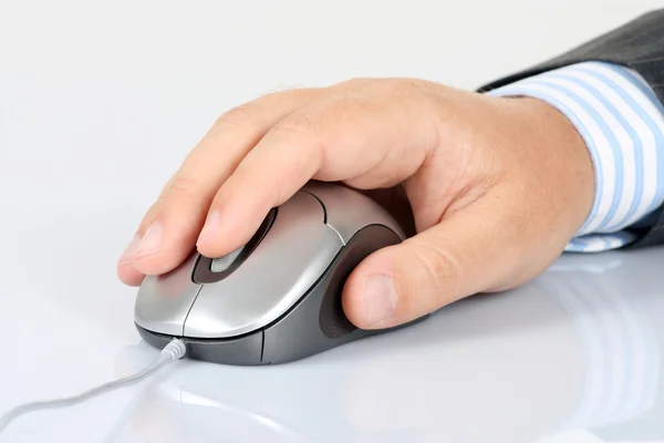 Компьютерная мышь и мужская рука — стоковое фото