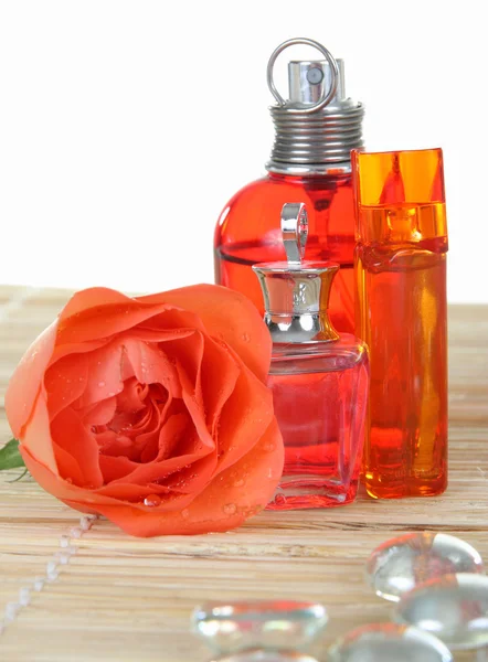 Парфумерні пляшки з трояндою — стокове фото