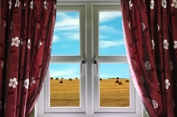 Ventana y cortinas con vista a los cultivos — Foto de Stock