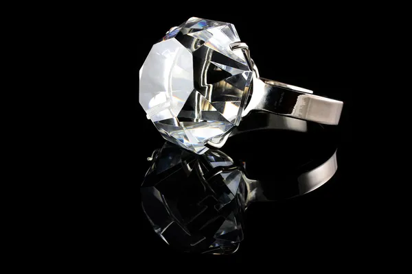 Anello di diamanti su sfondo nero — Foto Stock
