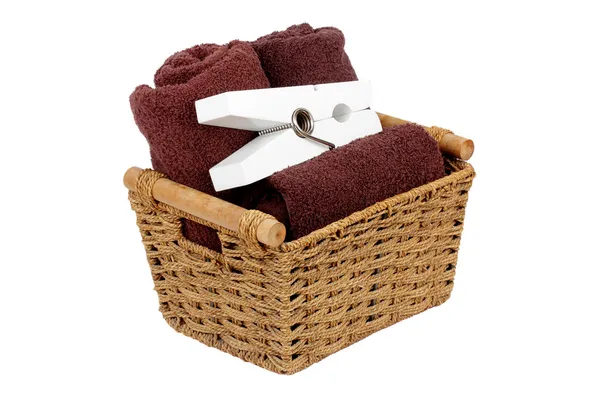 Handtücher Einem Korb Isoliert — Stockfoto