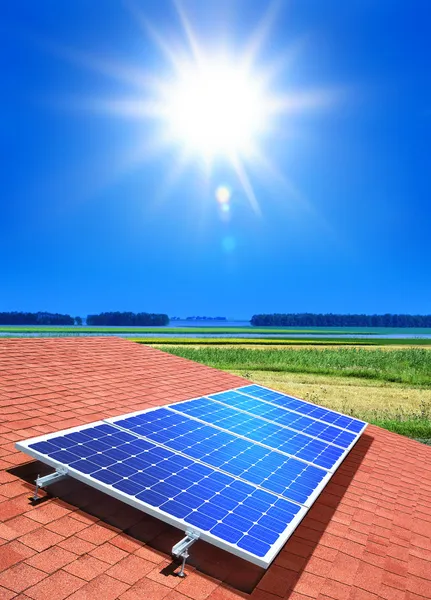 Масив сонячних батарей на даху — стокове фото