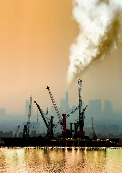 공장에서 대기 공기 오염 — 스톡 사진