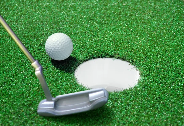 Bola de golfe no campo verde — Fotografia de Stock