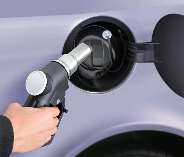 Att sätta gas in i bilen — Stockfoto