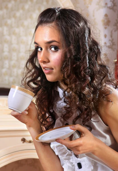 Dívka s bílým čajem cup — Stock fotografie