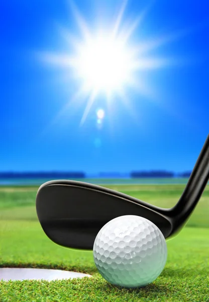 Golfboll och kurs — Stockfoto