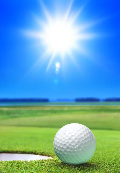 Мяч для гольфа на зеленом поле — стоковое фото