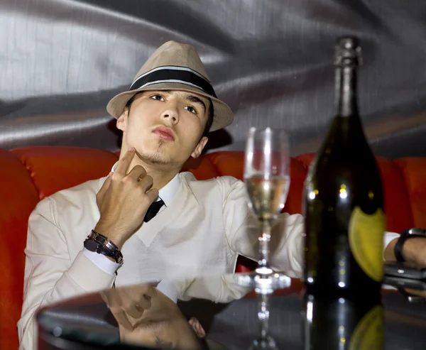 Schöner Mann Trinkt Champagner Nachtclub — Stockfoto