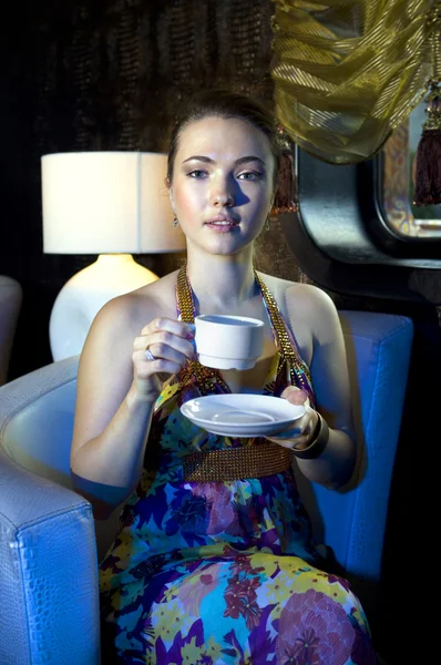 Junge Schöne Frau Sitzt Auf Sessel Und Trinkt Tee Restaurant — Stockfoto