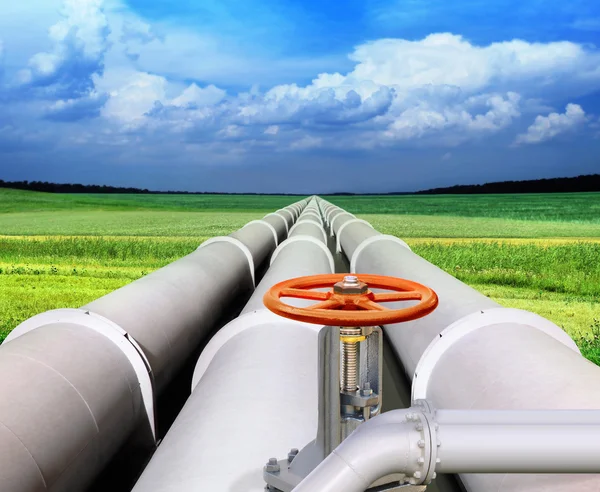 Газопровод Клапан Проложенные Через Зеленое Поле — стоковое фото
