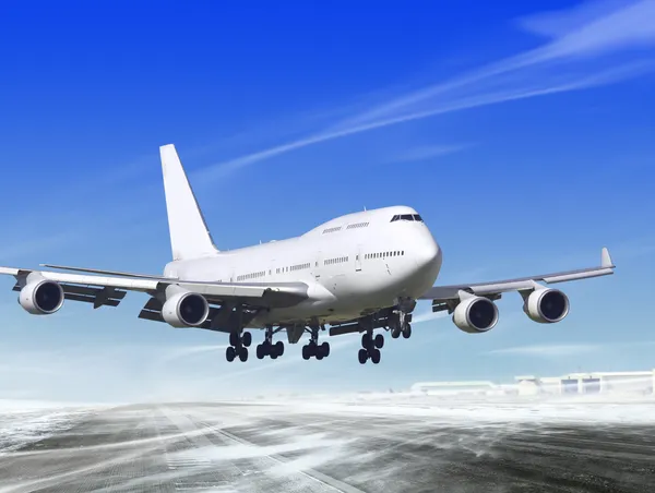 Biały Pasażerski Samolot Ląduje Lotniska — Zdjęcie stockowe