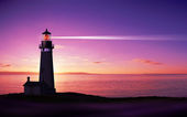 Leuchtturm-Suchscheinwerfer strahlen nachts durch die Meeresluft