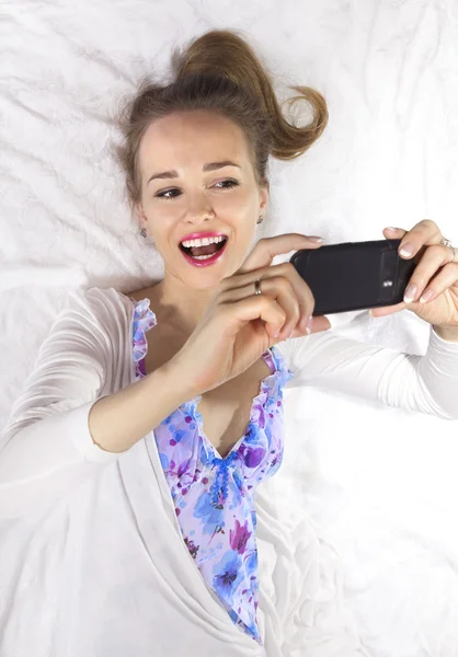 Menina feliz com smartphone — Fotografia de Stock