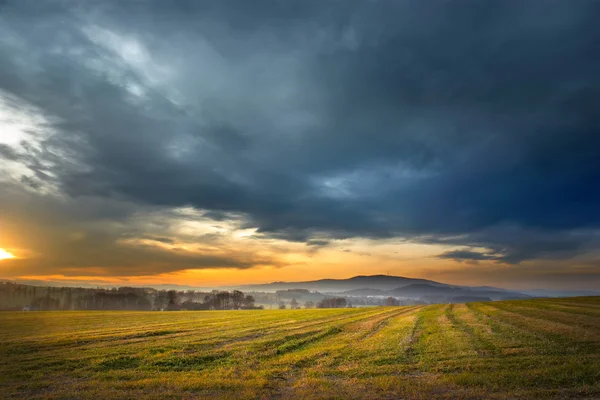 Вечерний Пейзаж Облаками — стоковое фото