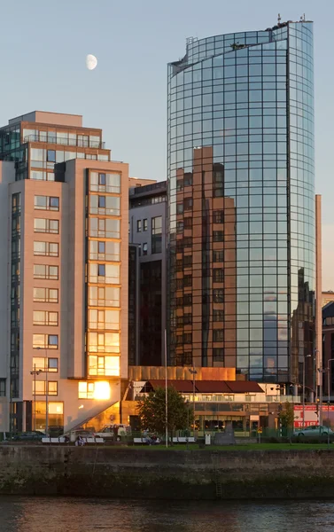 Modern gebouw zonsondergang — Stockfoto