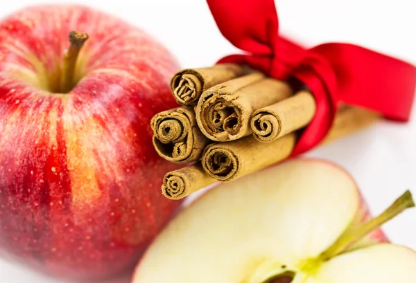 Состав яблок и корицы — стоковое фото