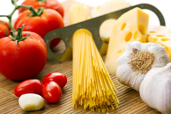 Těstoviny, rajčata a česnek — Stock fotografie