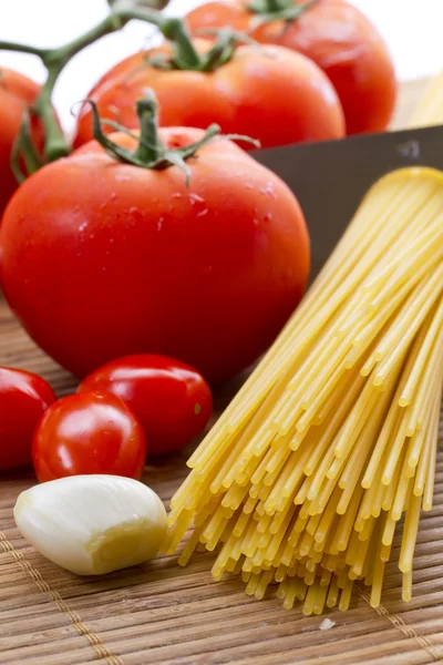 Těstoviny, rajčata a česnek — Stock fotografie
