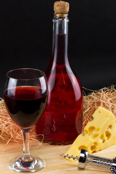 Komposition von rosa Wein und Käse — Stockfoto
