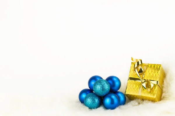 Noel baubles ve küçük hediye — Stok fotoğraf