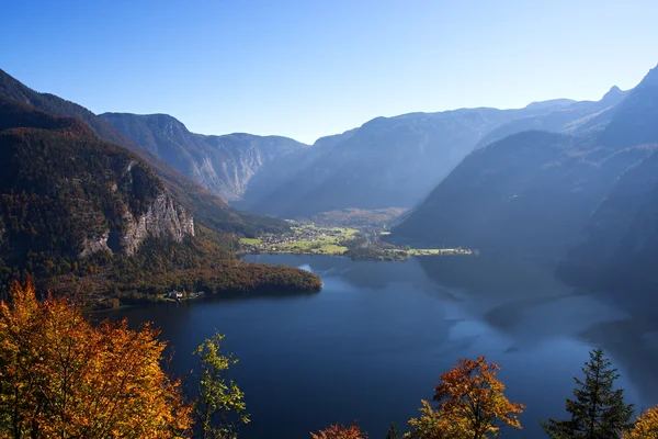 Lago di montagna e foglie d'autunno — Foto Stock