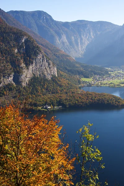 Montanha lago e folhas de outono — Fotografia de Stock