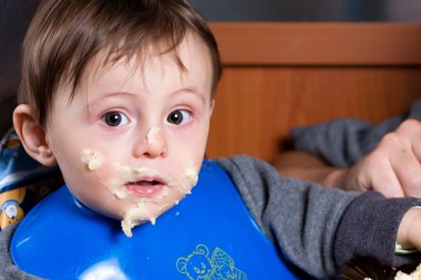 kirli yüzü olan bir bebek portresi