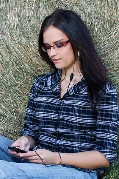 Menina ao ar livre com um telefone móvel — Fotografia de Stock