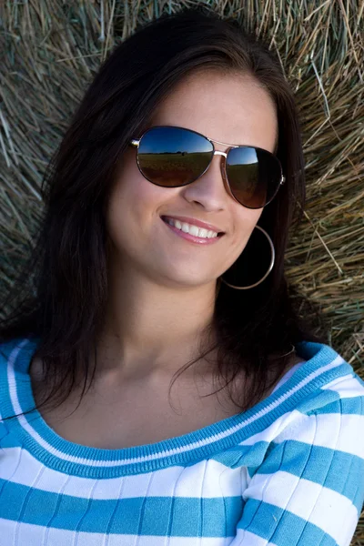 Girl on the meadow with sunglasses — Stock Photo, Image