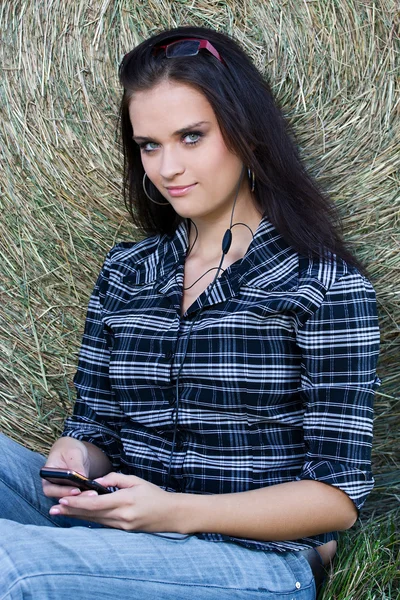 Dívka venku s mobilním telefonem — Stock fotografie