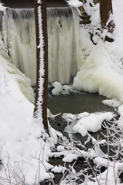 Vattenfall frysta på vintern — Stockfoto