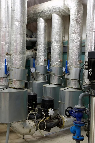 Μηχανή με την αντλία στο σύστημα θέρμανσης ατμού — Φωτογραφία Αρχείου