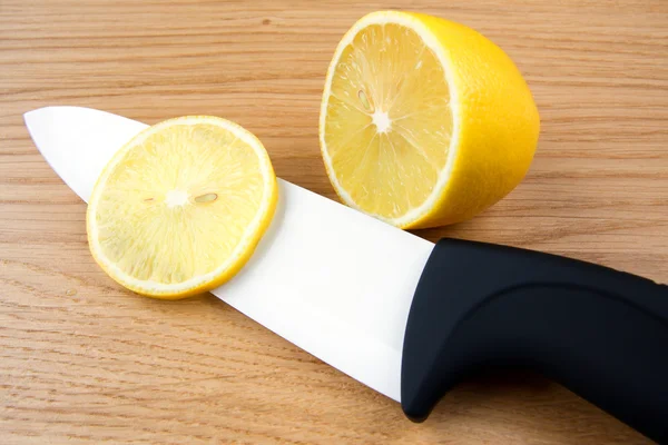 Lemons on a cutting board — Stock Photo, Image