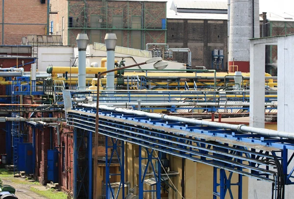 管和一家化学工厂的烟囱 — 图库照片