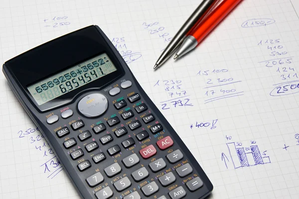 Calculadora matemática y recuento de manos en segundo plano — Foto de Stock
