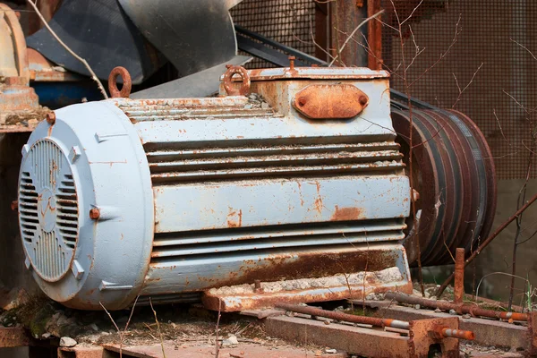 Motor elétrico antigo com acionamento por correia — Fotografia de Stock