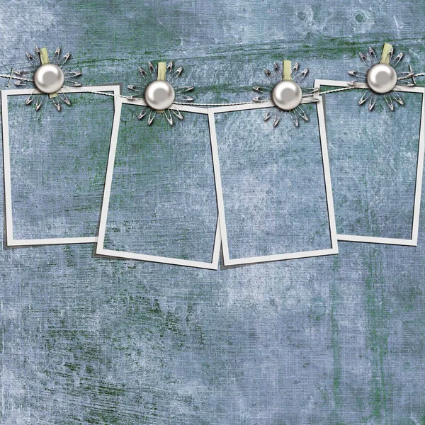 4 frames op een touw met wasknijpers tegen grange muur — Stockfoto