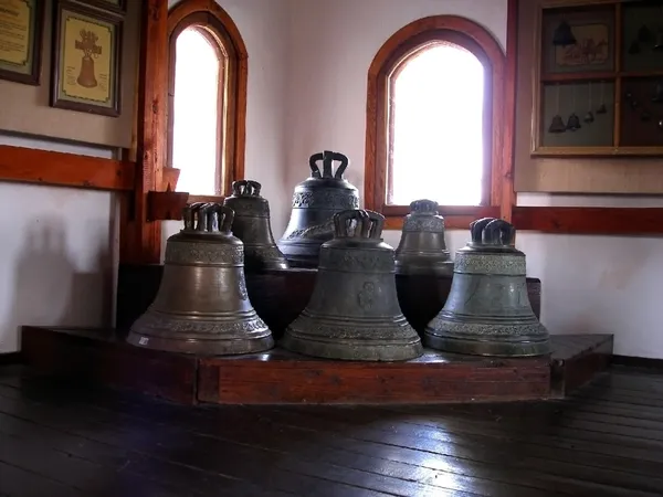 Sinos antigos no museu, Lutsk, Ucrânia — Fotografia de Stock