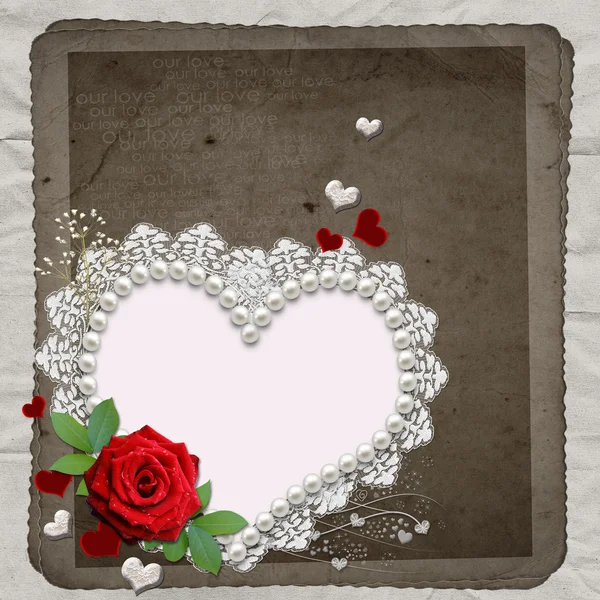 Винтажная элегантная рама сердца с красной розой, кружевами и жемчугом — стоковое фото