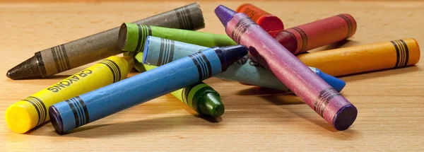 Crayones Que Yacen Caos Sobre Fondo Madera —  Fotos de Stock