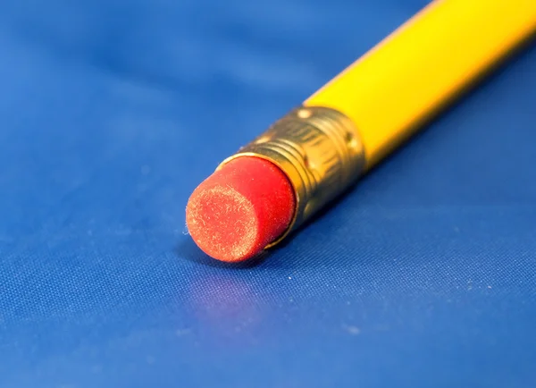 Caucho Rojo Sobre Lápiz Amarillo Sobre Fondo Azul —  Fotos de Stock
