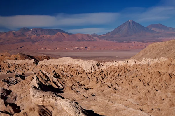 Blick vom Valle de la muerte (Tal des Todes) auf die Vulkane licancabur und — Stockfoto