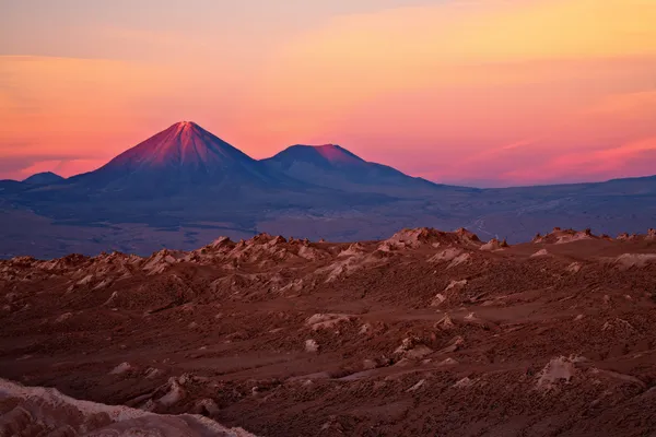 Pôr do sol sobre vulcões Licancabur e Juriques e Valle de la Luna, Atacama — Fotografia de Stock