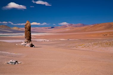 Salar Aguas Calientes, yakın jeolojik monolith çöl Atacama, Chile