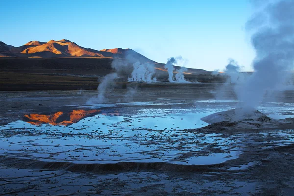 Soluppgång på geyser fältet el tatio i atacama regionen, chile — Stockfoto