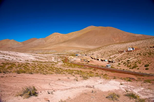 Altiplano aldeia Machuca com uma igreja típica perto de San Pedro de Atacama , — Fotografia de Stock